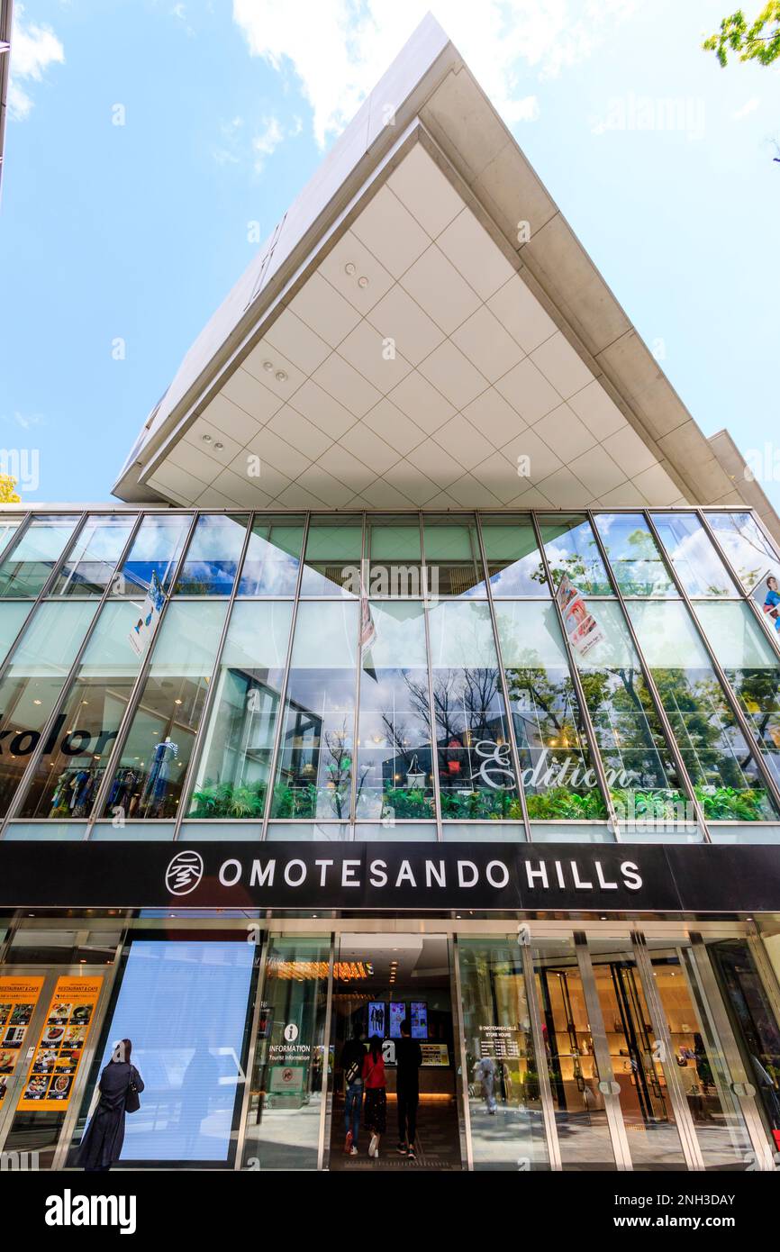 La façade extérieure et l'entrée de l'Omotesando Hills Shopping complexe avec point d'informations touristiques de Tokyo. Vue grand angle vers le haut pour le ciel. Banque D'Images