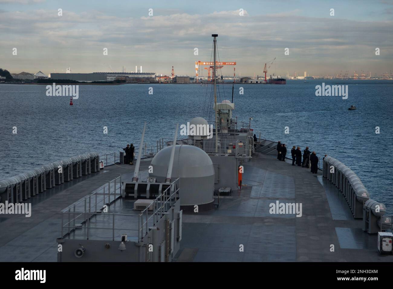 BAIE DE TOKYO (9 décembre 2022) – le navire amiral USS Blue Ridge (LCC ...