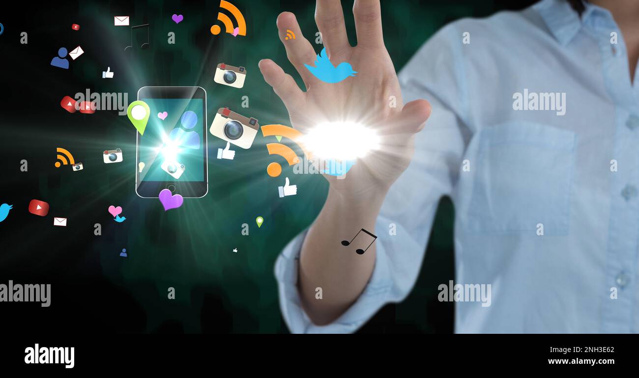 Composition d'icônes numériques en ligne flottant sur la main d'une femme d'affaires. technologie mondiale, interface numérique et concept de communication numériquement gener Banque D'Images