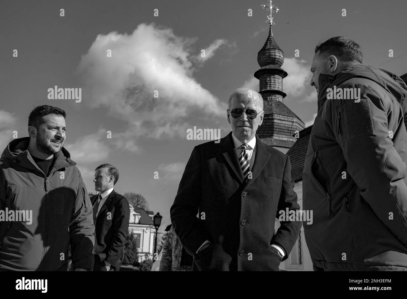 KIEV, UKRAINE - 20 février 2023 -États-Unis Le président JOE BIDEN a fait un trajet de 10 heures en train de la Pologne au capitole de Kiev, où il a rencontré le président ukrainien VOLODYMYR ZELENSKY. La visite de Biden « sous le radar » a consisté à réaffirmer l’engagement des États-Unis en faveur de l’effort de guerre en Ukraine et d’une éventuelle paix dans la région. À Kiev, le président Biden a annoncé une nouvelle livraison d'équipements critiques pour l'Ukraine. Ce paquet comprend des munitions d'artillerie, des systèmes anti-armures et des radars de surveillance aérienne pour aider à protéger le peuple ukrainien des bombardements aériens. Photo: Le Président de l'Ukraine Banque D'Images