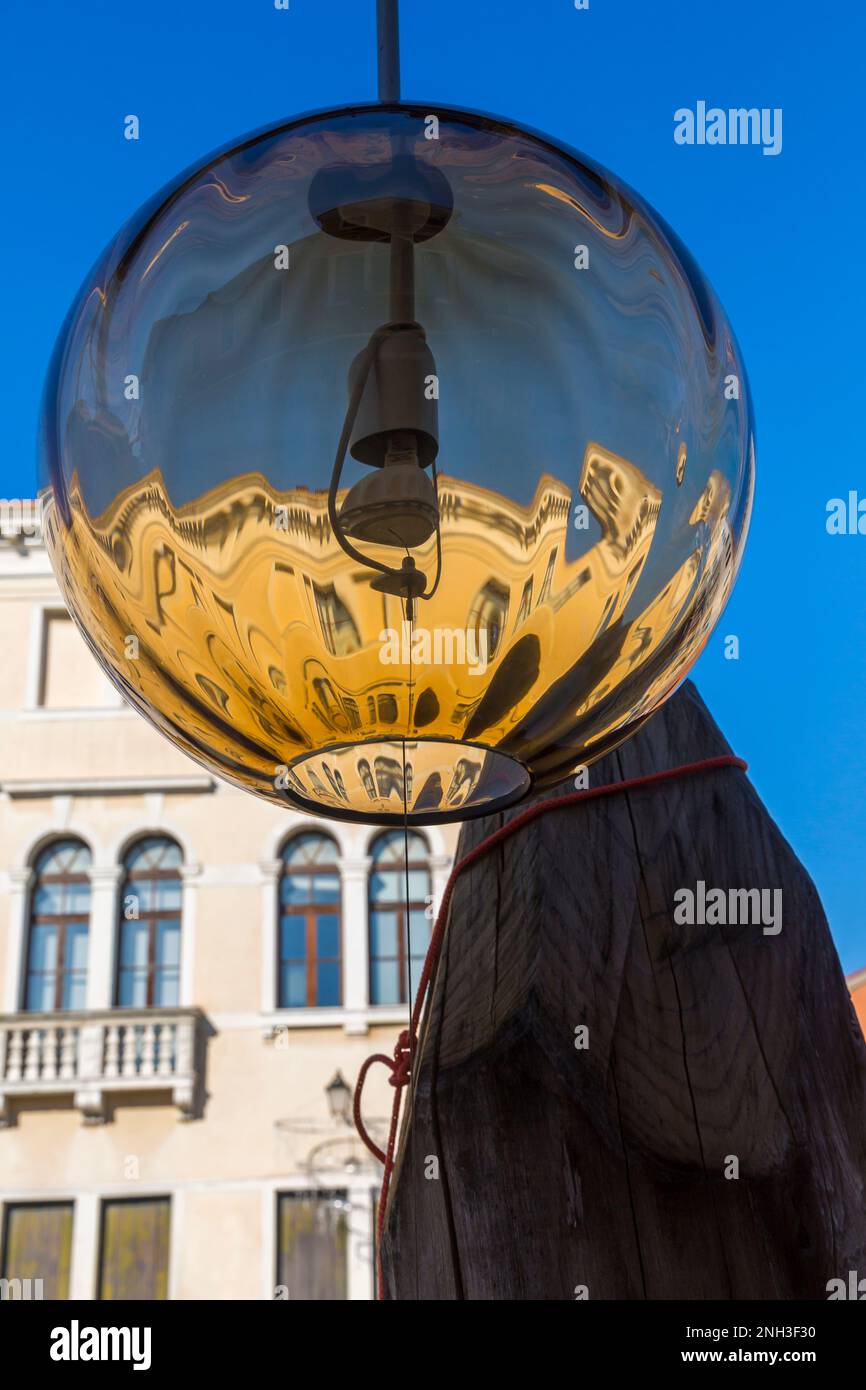 Gros plan de la lumière jaune en verre de Murano avec des reflets suspendus à Murano, Venise, Italie en février Banque D'Images