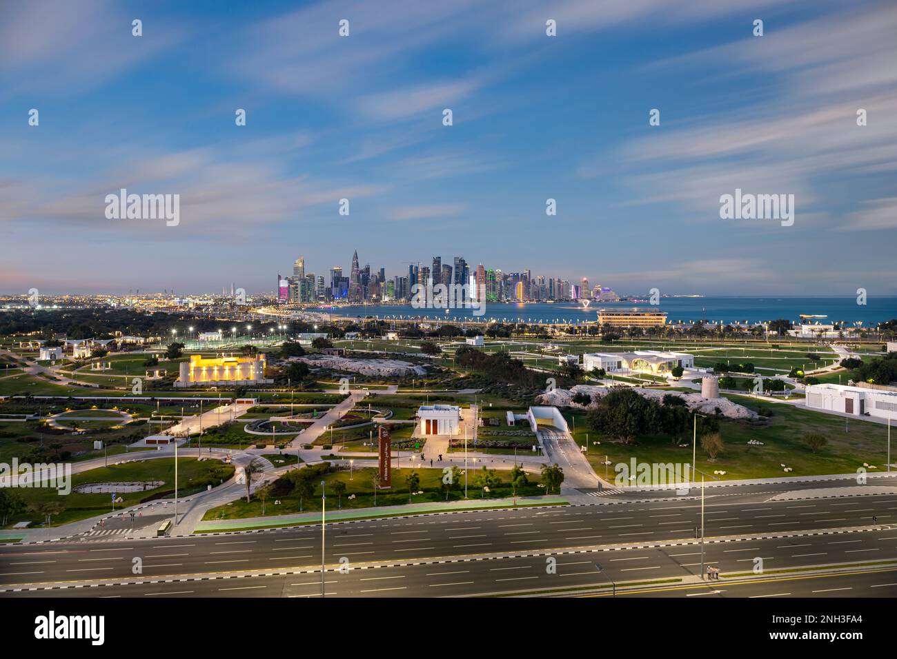 Vue panoramique de Doha, Qatar au lever du soleil Banque D'Images