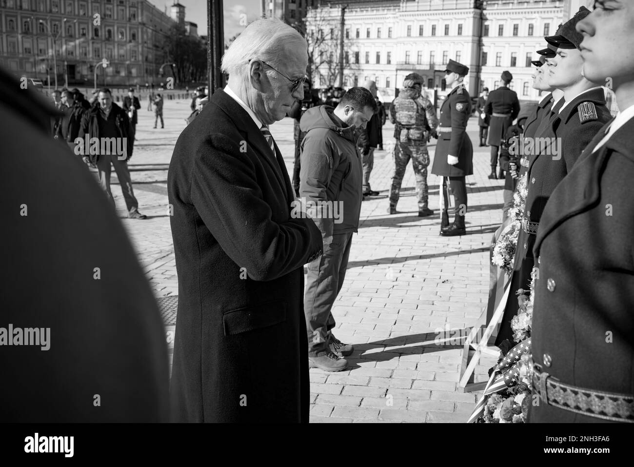 KIEV, UKRAINE - 20 février 2023 -États-Unis Le président JOE BIDEN a fait un trajet de 10 heures en train de la Pologne au capitole de Kiev, où il a rencontré le président ukrainien VOLODYMYR ZELENSKY. La visite de Biden « sous le radar » a consisté à réaffirmer l’engagement des États-Unis en faveur de l’effort de guerre en Ukraine et d’une éventuelle paix dans la région. À Kiev, le président Biden a annoncé une nouvelle livraison d'équipements critiques pour l'Ukraine. Ce paquet comprend des munitions d'artillerie, des systèmes anti-armures et des radars de surveillance aérienne pour aider à protéger le peuple ukrainien des bombardements aériens. Photo: Le Président de l'Ukraine Banque D'Images