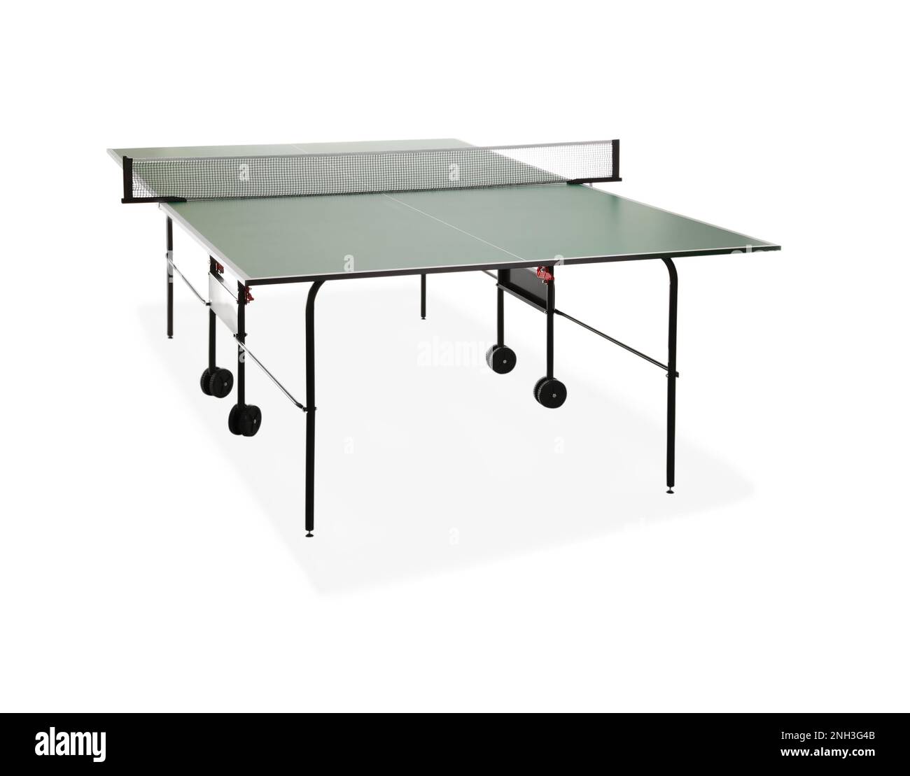 Table de ping-pong verte isolée sur blanc Banque D'Images