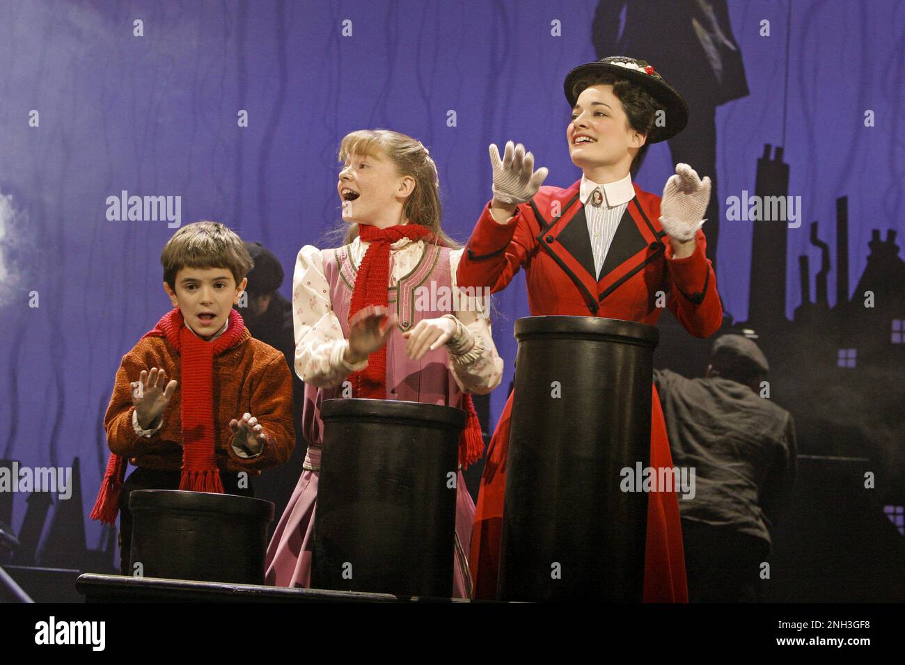 l-r: Harry Stott (Michael Banks), Charlotte Spencer (Jane Banks), Laura Michelle Kelly (Mary Poppins) dans MARY POPPINS au Prince Edward Theatre, Londres W1 15/12/2004 musique et paroles originales: Richard M. Sherman & Robert B. Sherman nouvelle musique et paroles: George Stiles & Anthony Drewe livre: Julian Fellowes design: Bob Crowley Lighting: Howard Harrison chorégraphie: Matthew Bourne et Stephen Mear réalisateurs: Matthew Bourne et Richard Eyre Banque D'Images