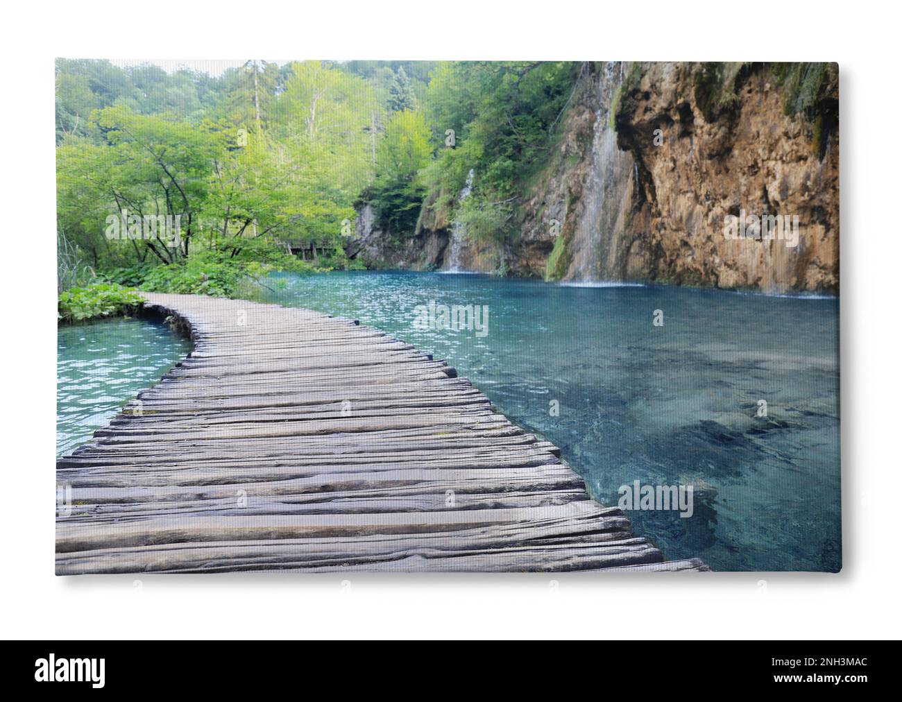 Photo imprimée sur toile, fond blanc. Pont en bois sur le lac et belle vue sur la cascade Banque D'Images