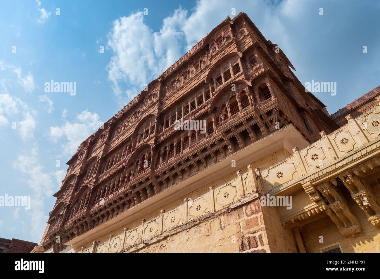 Structures anciennes à l'intérieur du fort de Mehrangarh, Jodhpur, Rajasthan, Inde. Architecture célèbre avec sculptures complexes et vastes cours.site UNESCO Banque D'Images