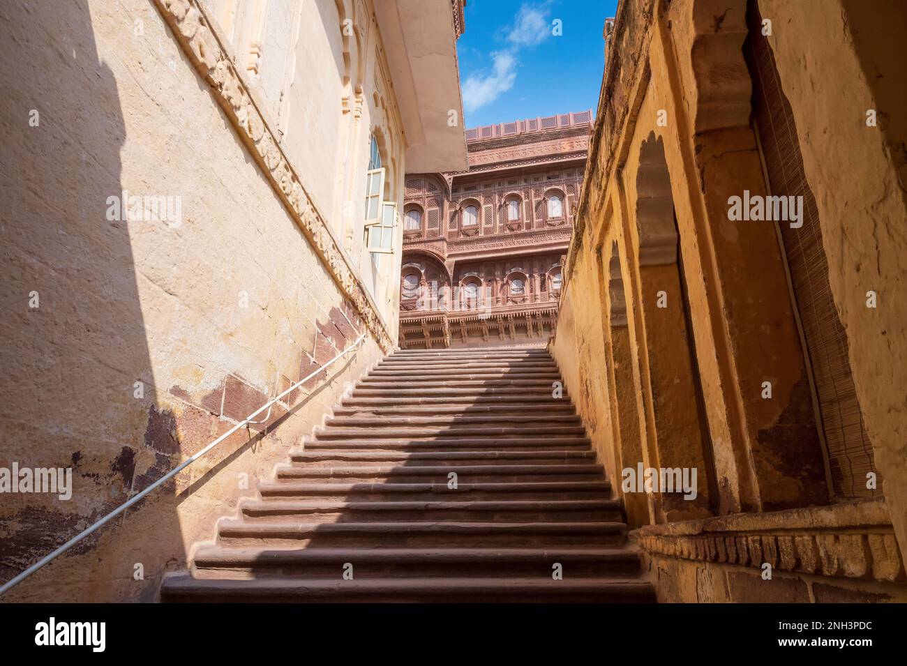 Anciens escaliers à l'intérieur du fort de Mehrangarh, Jodhpur, Rajasthan, Inde. Architecture célèbre avec des sculptures complexes et de vastes cours. Banque D'Images