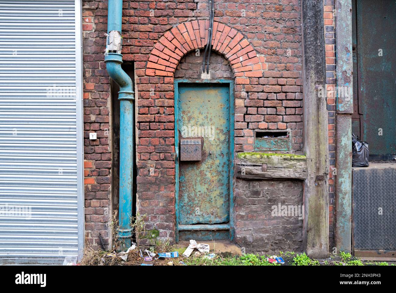 Portes en tôle de fer à Dockland Warehouse, Liverpool, Royaume-Uni Banque D'Images