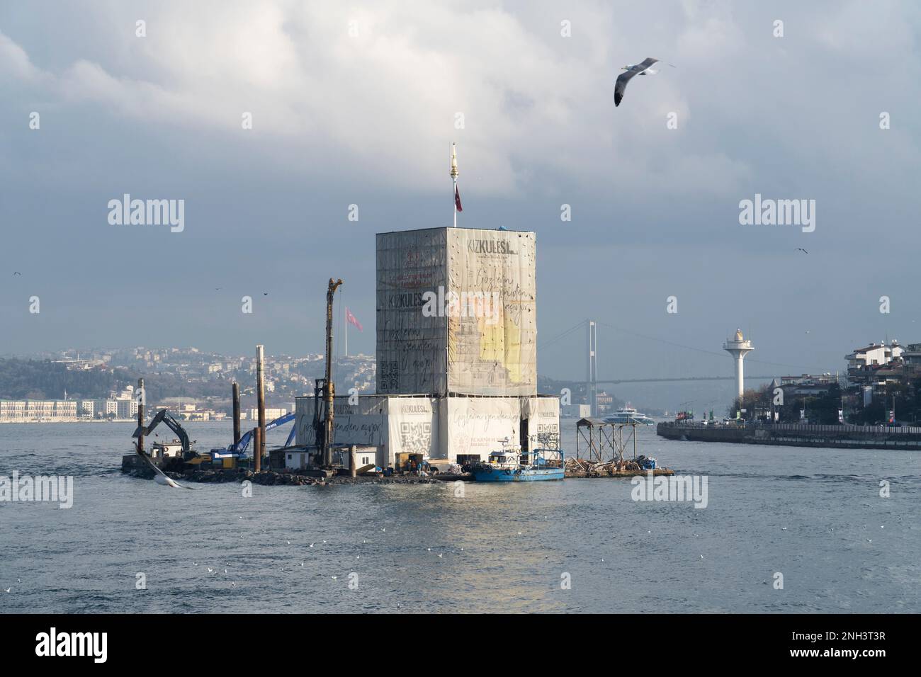 Istanbul, Turquie - 02 février 2023 : la tour de Maiden est en cours de rénovation. KIZ kulesi en turc, en rénovation. Banque D'Images