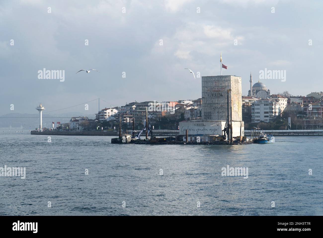 Istanbul, Turquie - 02 février 2023 : la tour de Maiden est en cours de rénovation. KIZ kulesi en turc, en rénovation. Banque D'Images