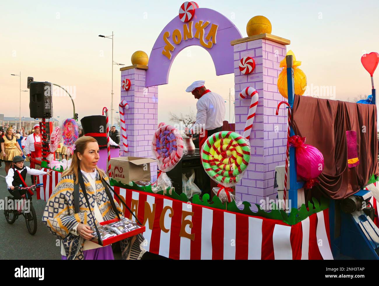 Défilé de carnaval en soirée avec un flotteur sur le thème de Willy Wonka dans la ville espagnole de Santander Cantabria Espagne 18 février 2023 Banque D'Images