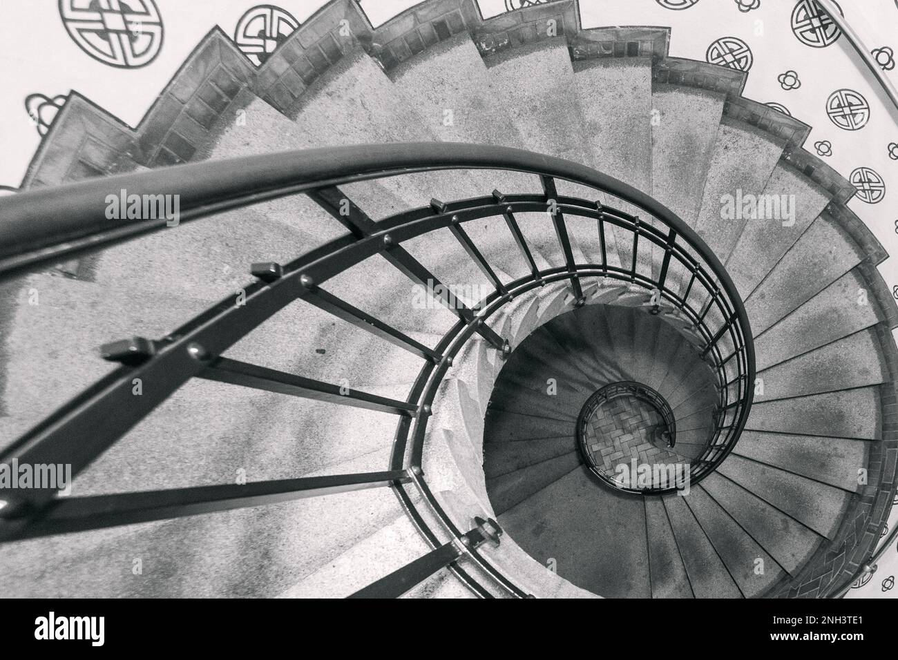 Escalier en colimaçon au rapport d'or ou à la composition en spirale d'or, noir et blanc monochrome, hôtel de ville de Copenhague (Radhus), Danemark Banque D'Images