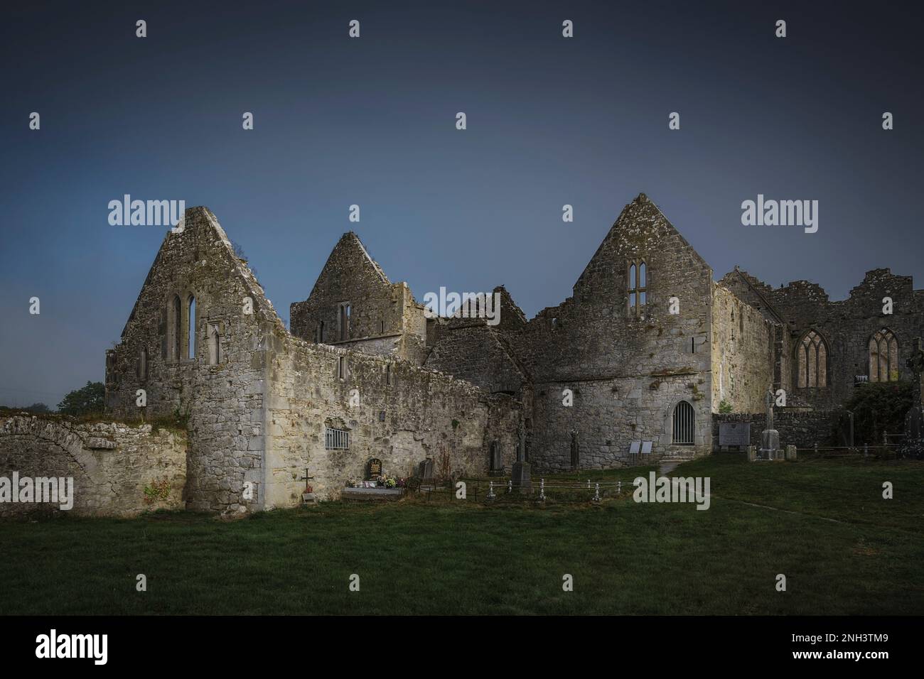 Ruines de l'Askeaton Franciscan Friary sur la rivière Deel à Askeaton, co Limerick, Irlande Banque D'Images