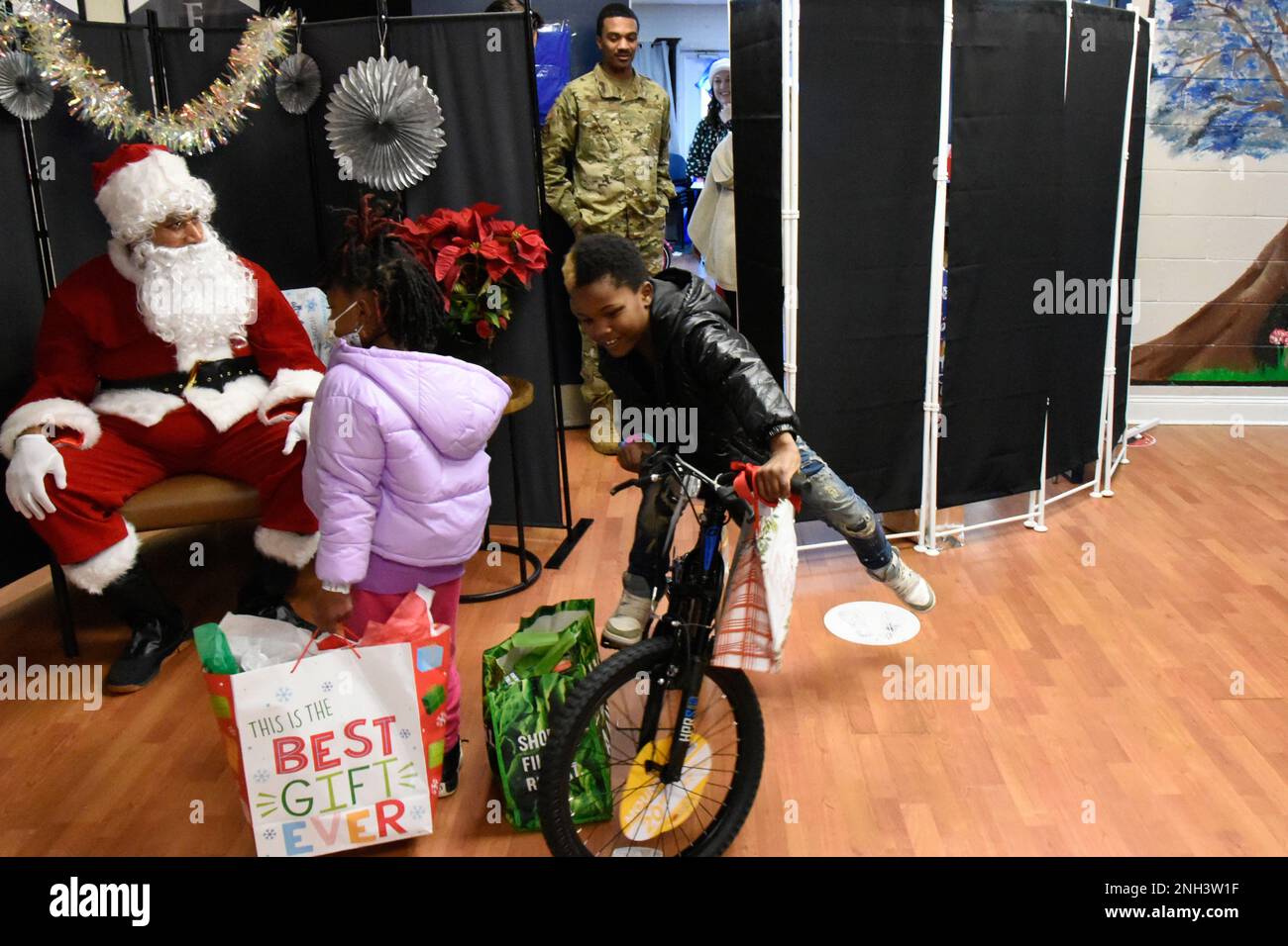 Étudiants de la Charlotte, N.C. L'Académie préparatoire d'Aristote reçoit des dons de membres de la Garde nationale aérienne de Caroline du Nord (NCANG) lors de l'opération Santa Claus annuelle, 10 décembre 2022. L'opération Santa Claus, est mise sur le marché par l'organisation du Chapitre 7 de la NCANG dans une tentative d'encourager et de favoriser une relation positive avec la communauté locale. Banque D'Images