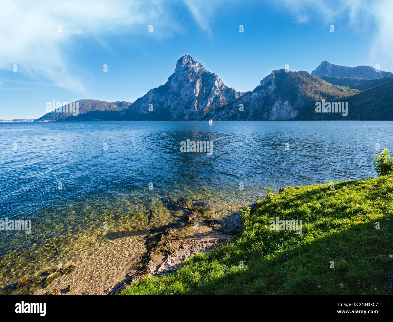 Alpes Automne paisible lac de montagne. Matin vue de lac Traunsee et Traunstein dans la montagne, loin de Haute-Autriche. Banque D'Images