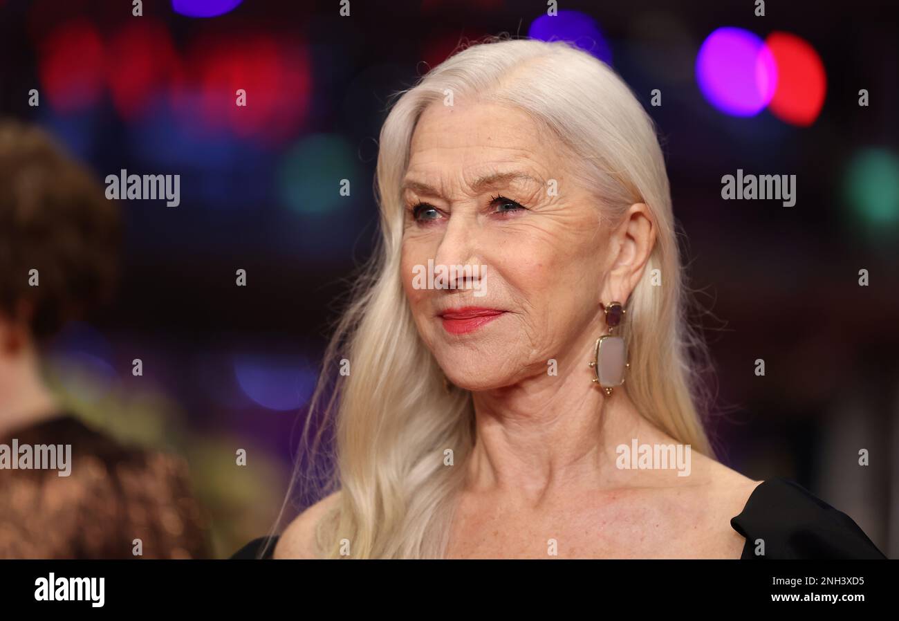 Berlin, Allemagne. 20th févr. 2023. Helen Mirren arrive à la Berlinale pour la projection de son nouveau film "Golda". Elle y joue le politicien israélien Golda Meir. Le Festival international du film 73rd aura lieu à Berlin du 16 au 26 février 2023. Crédit : Gerald Matzka/dpa/Alay Live News Banque D'Images