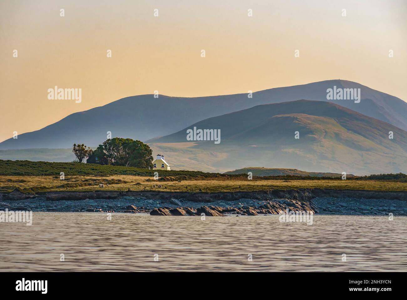 Vue latérale sur l'île Beginish depuis le port de Valence, par temps calme et paisible. Co Kerry, Irlande. Banque D'Images