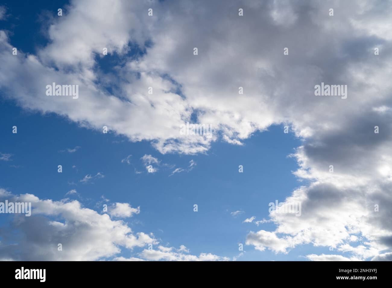 Ciel bleu ensoleillé de l'après-midi avec nuages blancs au printemps Banque D'Images