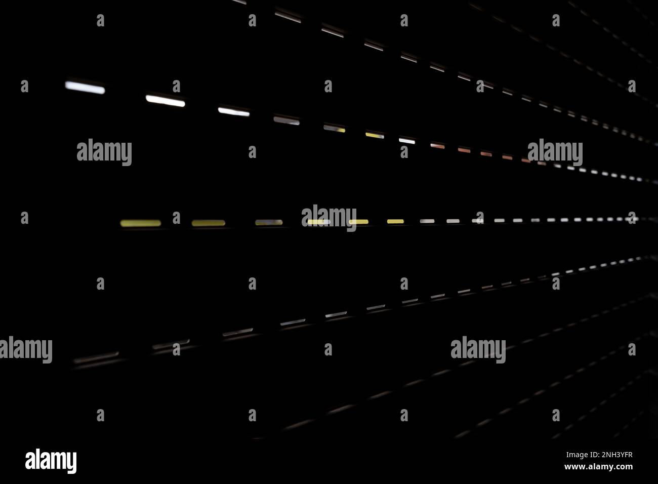 Volets roulants de l'intérieur avec fentes inondées de lumière Banque D'Images