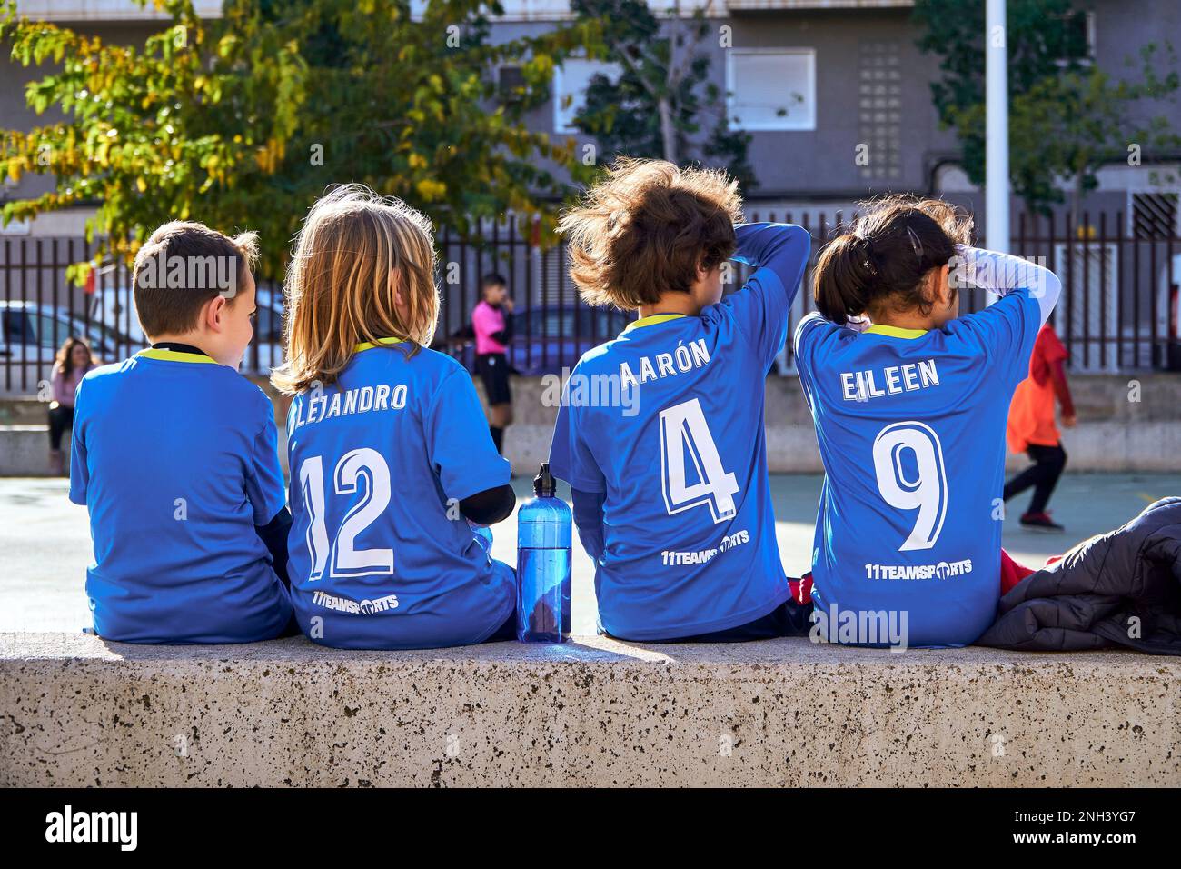 L'excitation du football des enfants: 4 petits joueurs multiethniques, Banque D'Images