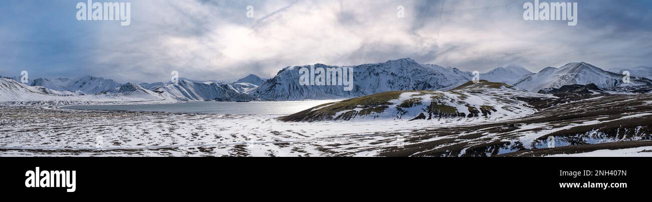 Changement de saison dans les hauts plateaux islandais. Montagnes colorées de Landmannalaugar sous la neige en automne. Lac Frostastastastadavatn au pied du moun Banque D'Images