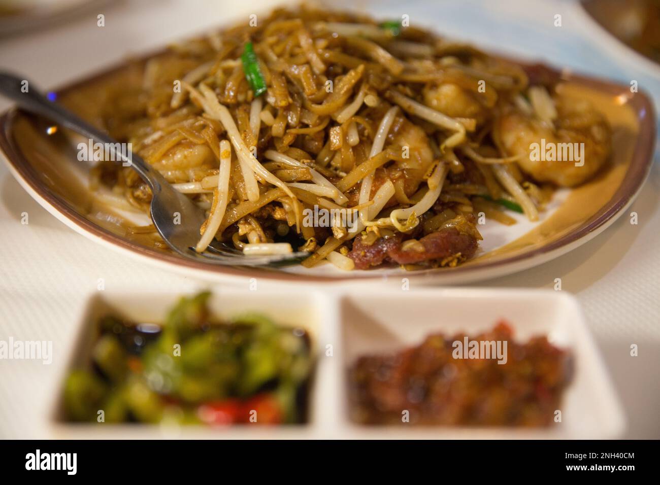 Chinois malaisien Lo Mein avec sauce trempée Banque D'Images