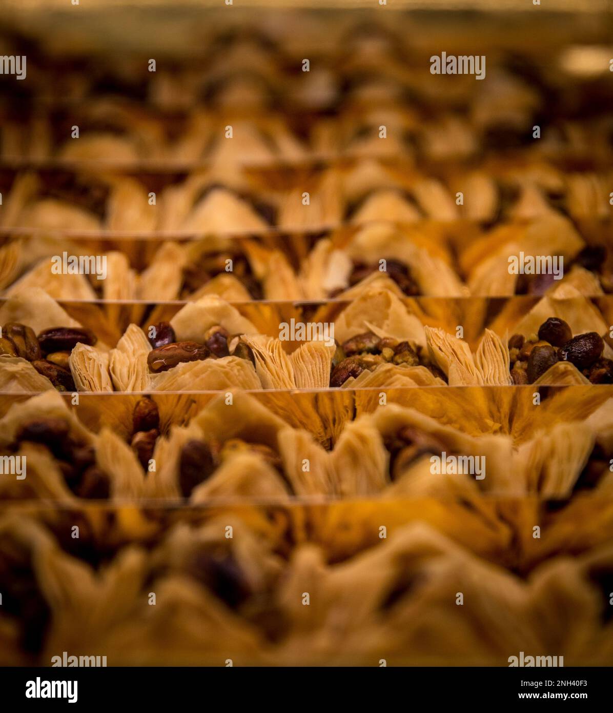 Baklava dans une boulangerie méditerranéenne exposée Banque D'Images