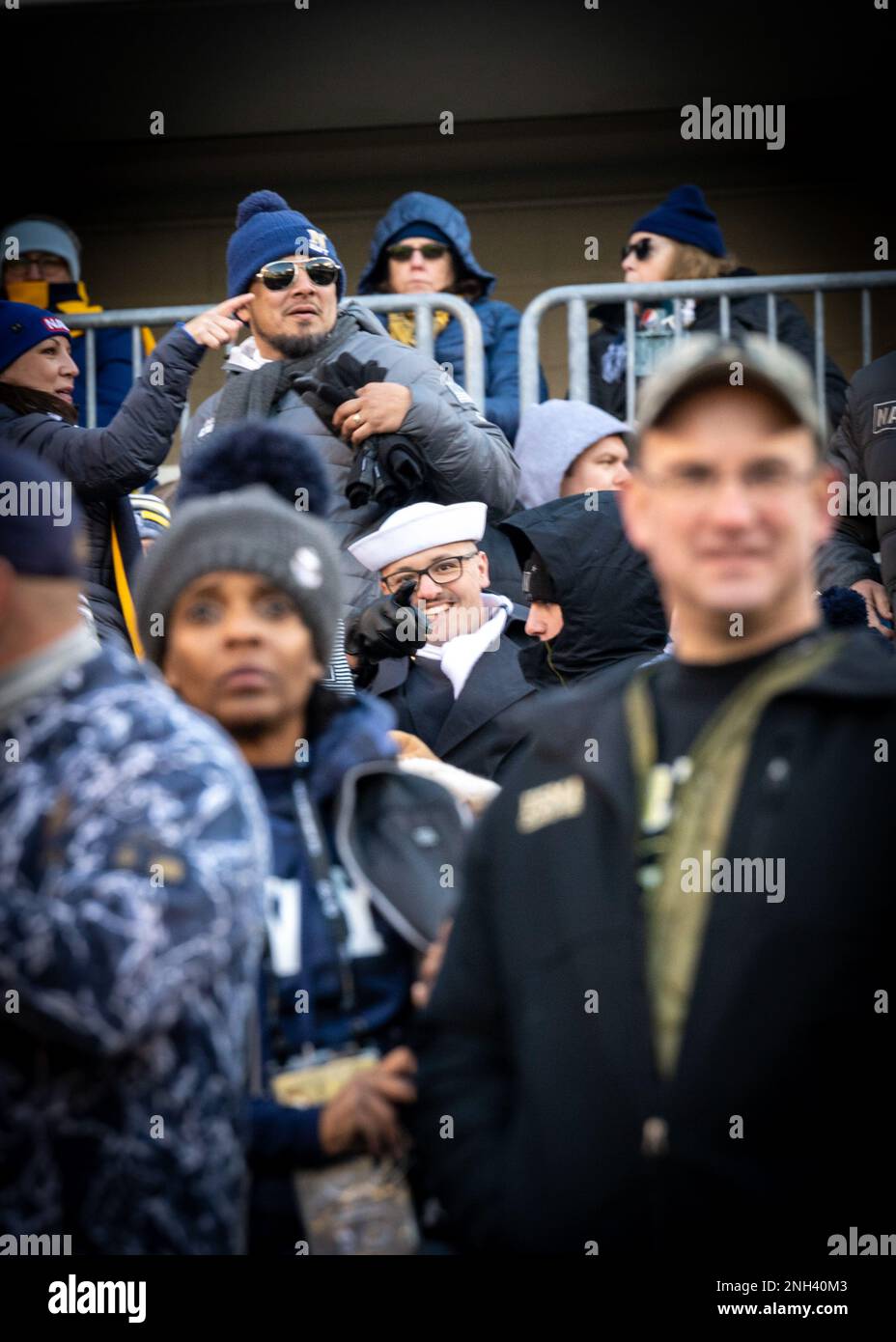 Fire Controlman 1st Class Dylan Devalk, recruteur actif de l'année du Navy Talent acquisition Group Phoenix, regarde le match de l'Armée contre la Marine de 123rd à Lincoln Financial Field, Philadelphie. Banque D'Images