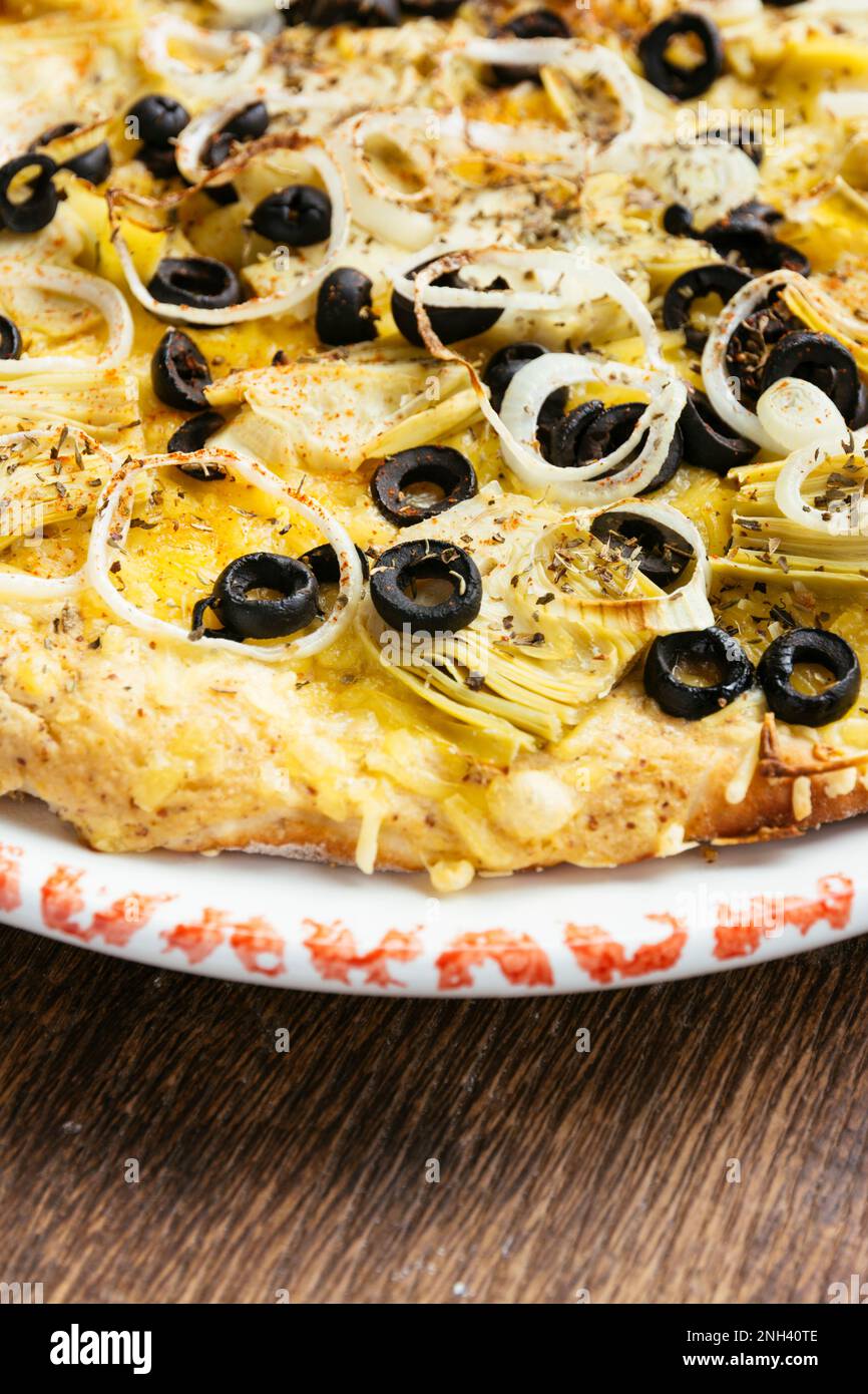 Pizza à base d'artichaut végétalien et d'olives noires maison. Banque D'Images