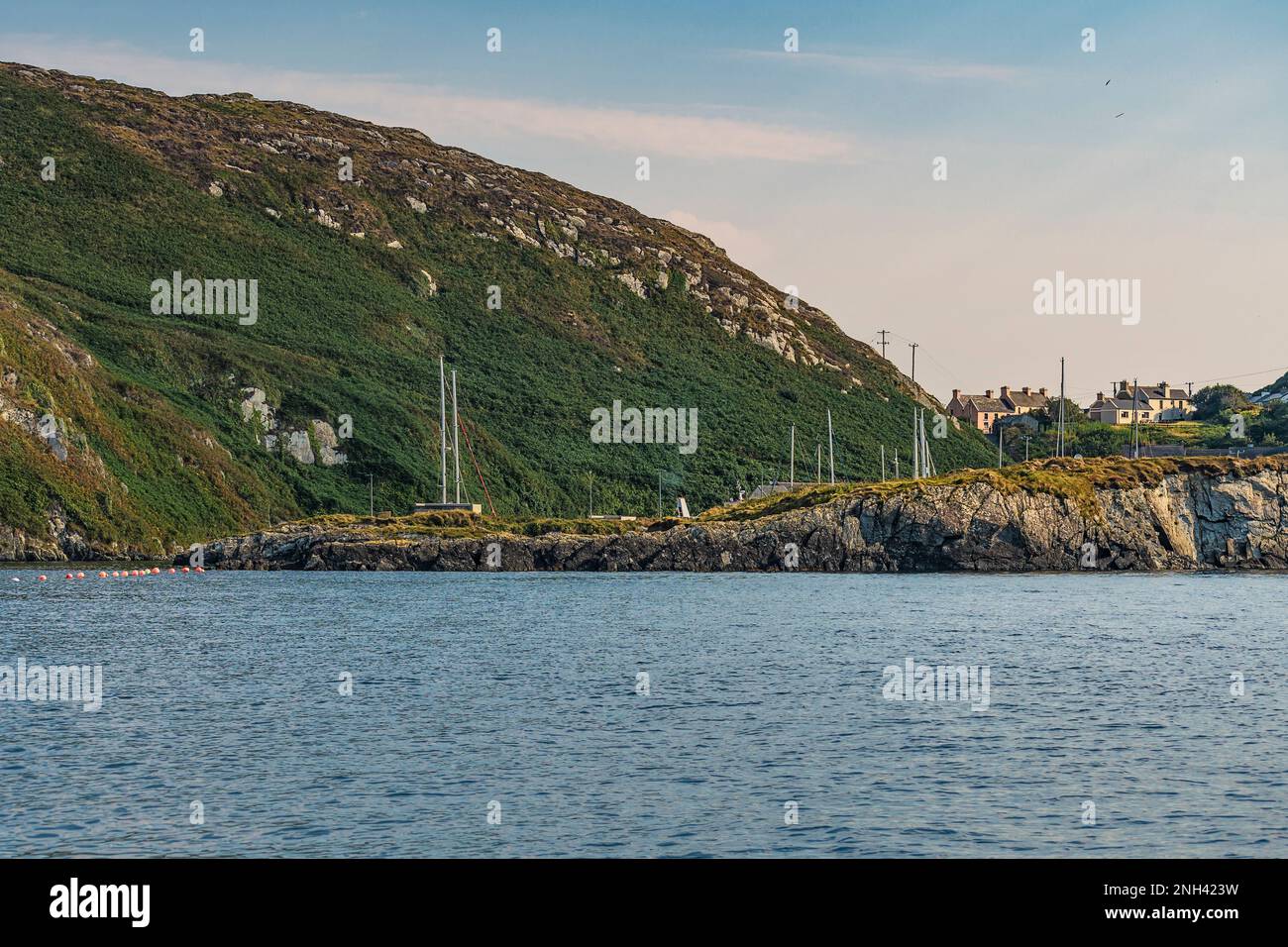 Vue latérale de la marina de Valentia et de la ville de Knight depuis le port de Valence par temps calme et paisible. Co Kerry, Irlande. Banque D'Images