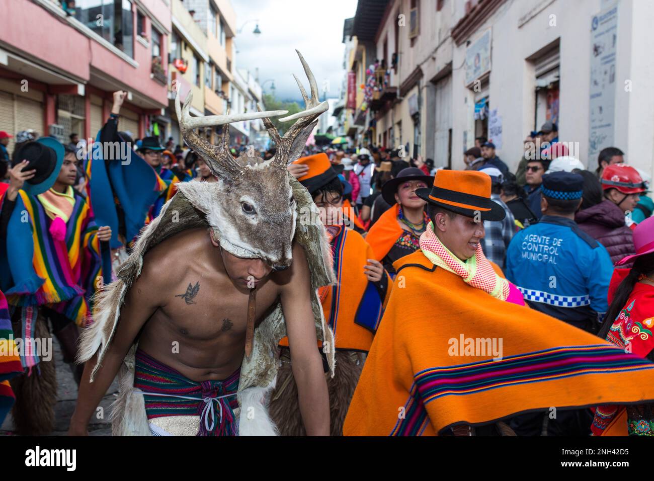 Guaranda, Équateur. 19th févr. 2023. Le Carnaval de Guaranda a été déclaré Patrimoine culturel immatériel de l'Équateur en 2002. Les défilés avec les différents personnages du folklore andin dansent, chantent et jouent dans les rues de la ville de Guaranda pour célébrer le carnaval. Credit: David Diaz Arcos/dpa/Alay Live News Banque D'Images