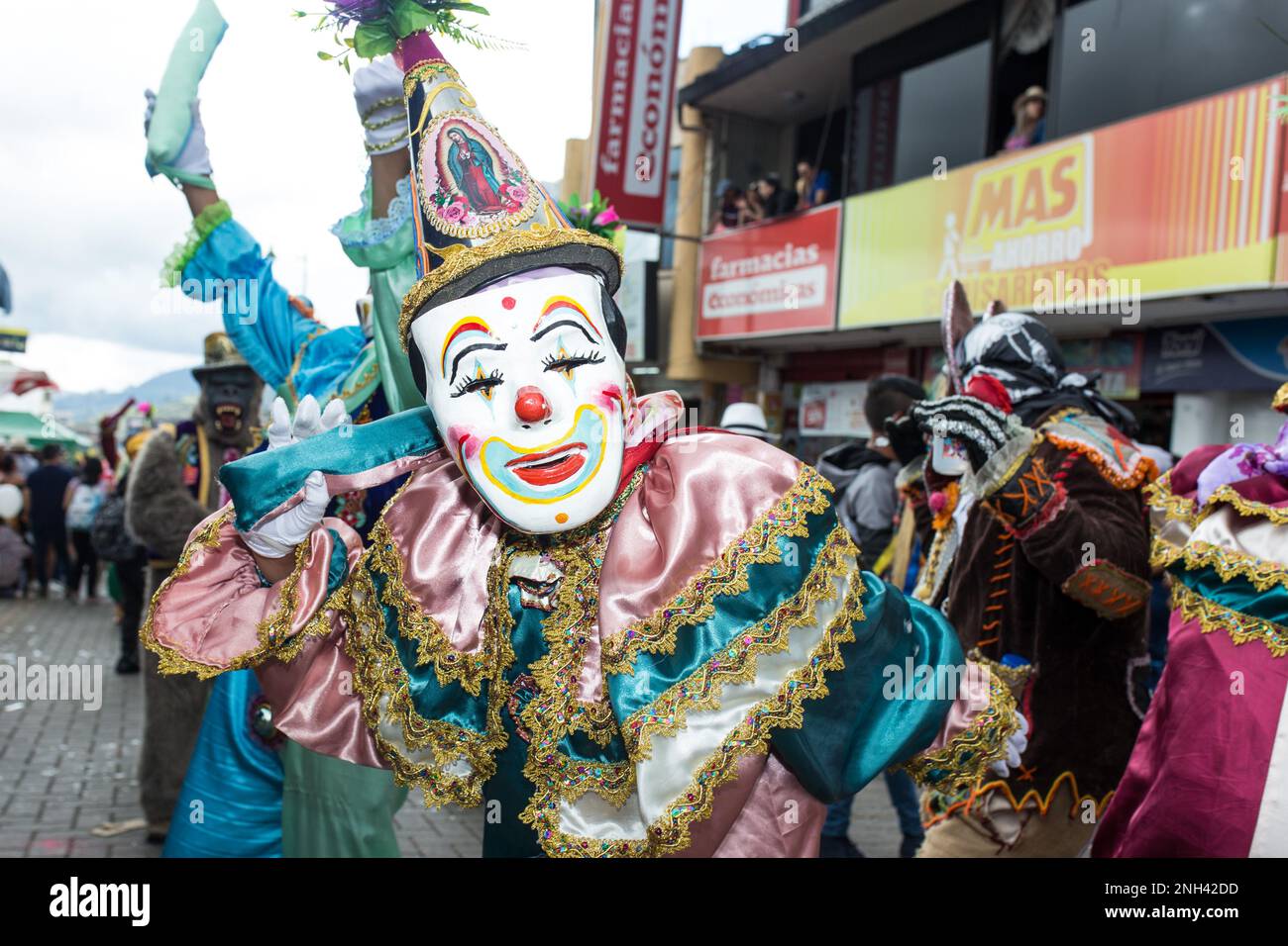 Guaranda, Équateur. 19th févr. 2023. Le Carnaval de Guaranda a été déclaré Patrimoine culturel immatériel de l'Équateur en 2002. Les défilés avec les différents personnages du folklore andin dansent, chantent et jouent dans les rues de la ville de Guaranda, célébrant le carnaval. Credit: David Diaz Arcos/dpa/Alay Live News Banque D'Images