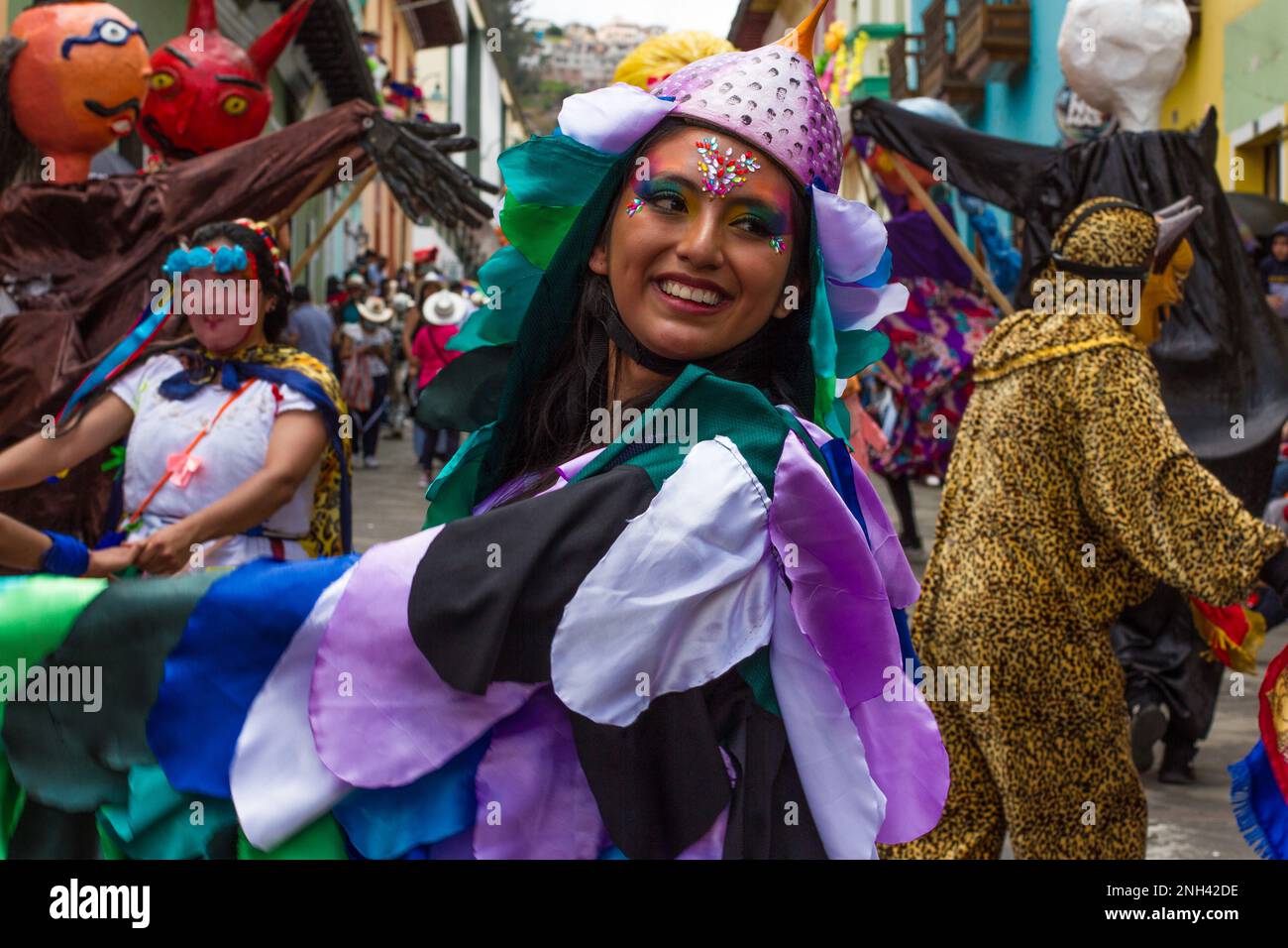 Guaranda, Équateur. 19th févr. 2023. Le Carnaval de Guaranda a été déclaré Patrimoine culturel immatériel de l'Équateur en 2002. Les défilés avec les différents personnages du folklore andin dansent, chantent et jouent dans les rues de la ville de Guaranda pour célébrer le carnaval. Credit: David Diaz Arcos/dpa/Alay Live News Banque D'Images