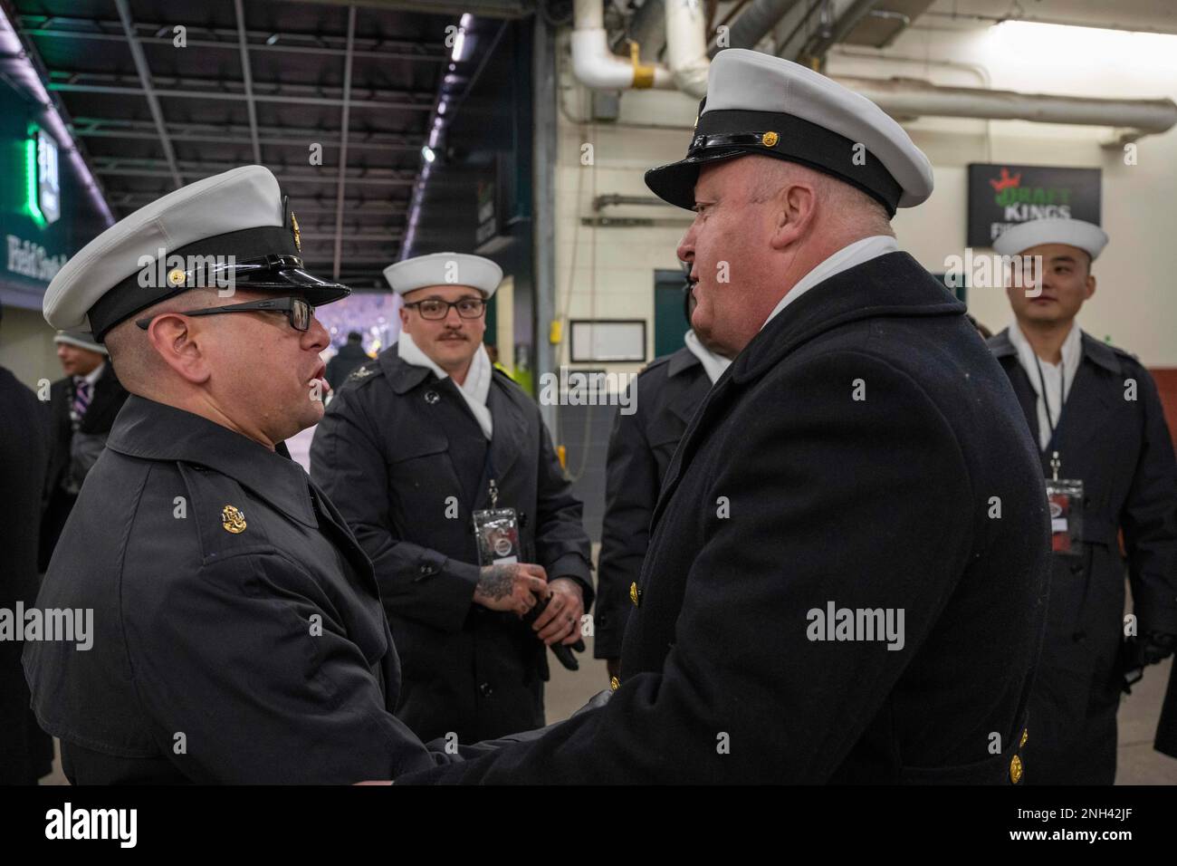 James Honea, maître en chef de la Marine (MCPON), parle avec les recruteurs de la Marine de l'année lors du match 123rd de l'Armée contre la Marine qui s'est tenu à Lincoln Financial Field, Philadelphie. Banque D'Images