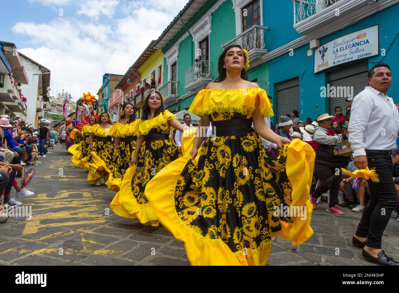 Guaranda, Équateur. 19th févr. 2023. Le Carnaval de Guaranda a été déclaré Patrimoine culturel immatériel de l'Équateur en 2002. Les défilés avec les différents personnages du folklore andin dansent, chantent et jouent dans les rues de la ville de Guaranda, célébrant le carnaval. Credit: David Diaz Arcos/dpa/Alay Live News Banque D'Images