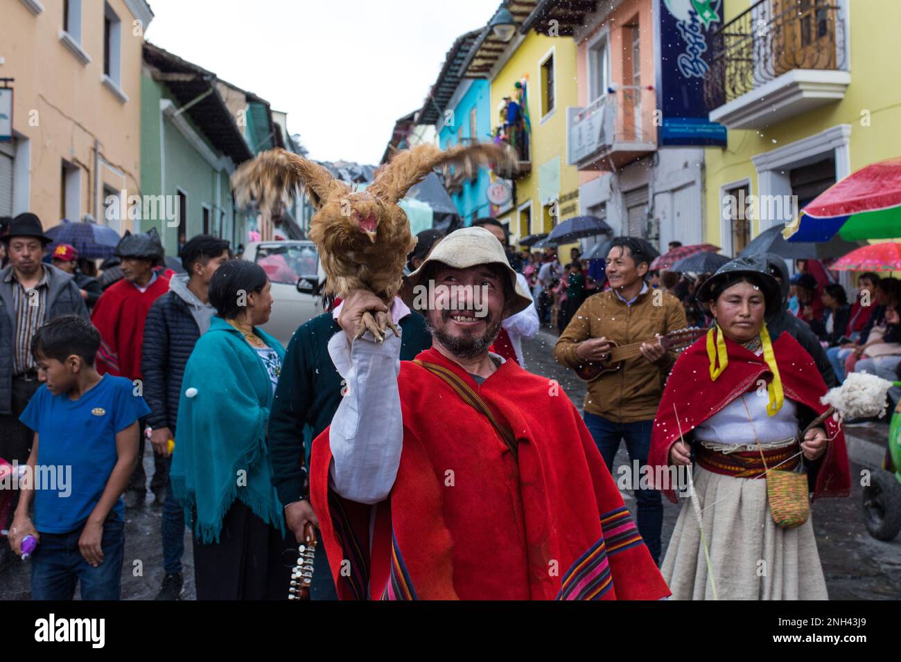 Guaranda, Équateur. 18th févr. 2023. Le Carnaval de Guaranda coïncide avec les célébrations indigènes du Pawcar Raymi ou Festival des fleurs. Les communautés autochtones dansent et chantent dans les rues de la ville de Guaranda pour célébrer le carnaval. Credit: David Diaz Arcos/dpa/Alay Live News Banque D'Images