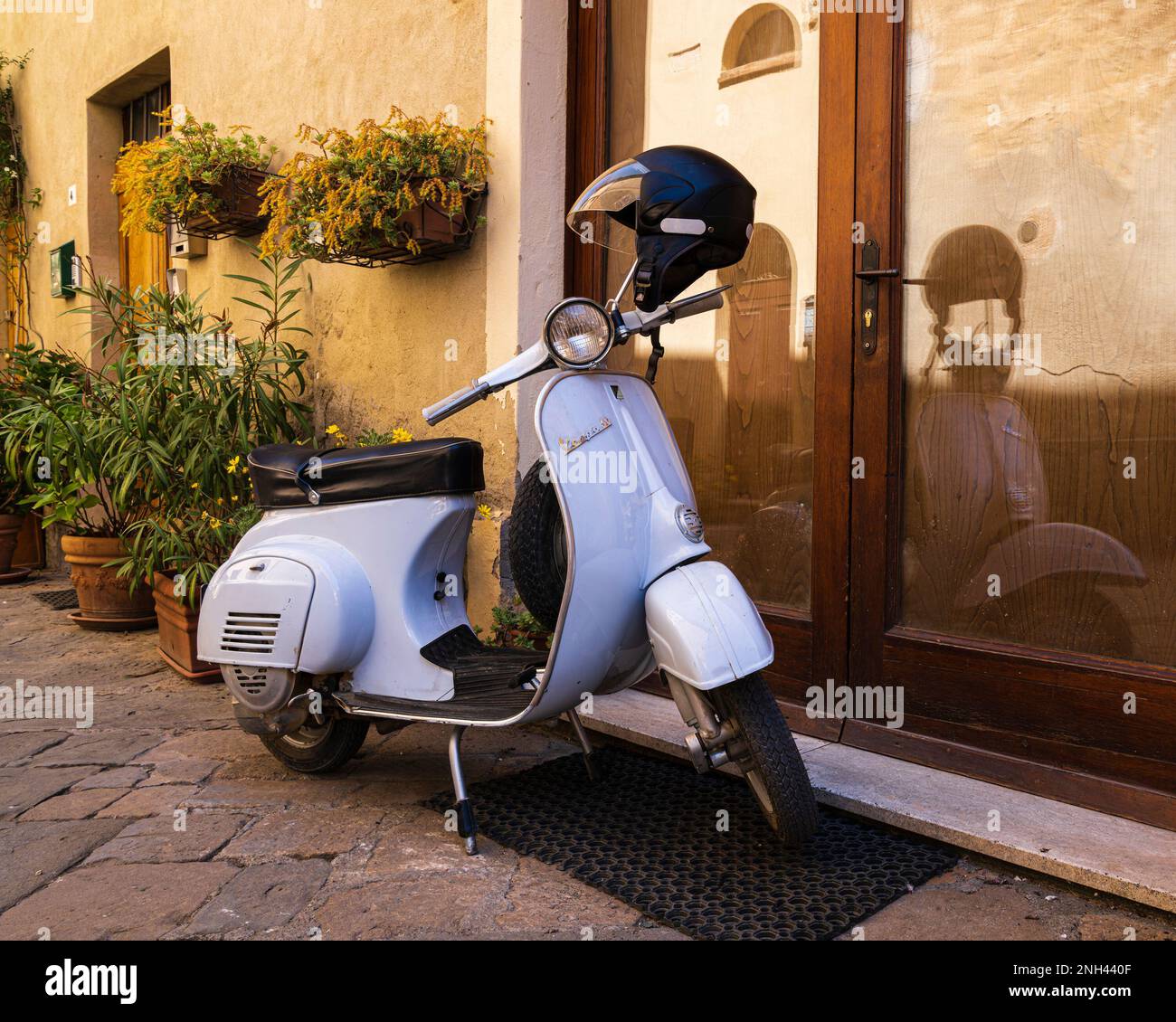 Scooter bleu clair stationné en Italie Banque D'Images