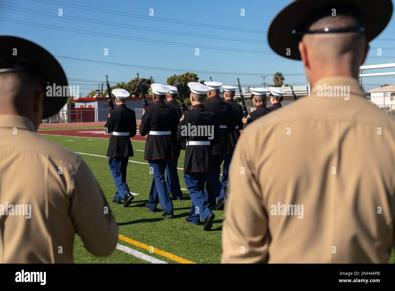 ÉTATS-UNIS Les instructeurs de forage du Marine corps Recruit Depot San Diego évaluent une unité du Junior Reserve Officers’ Training corps (JROTC) effectuent un mouvement de forage armé lors d’une compétition du JROTC à la Sweetwater High School, Chula Vista, Californie, le 10 décembre 2022. Plusieurs écoles secondaires ont participé au concours du JROTC pour démontrer leurs compétences dans des événements armés et non armés. Banque D'Images