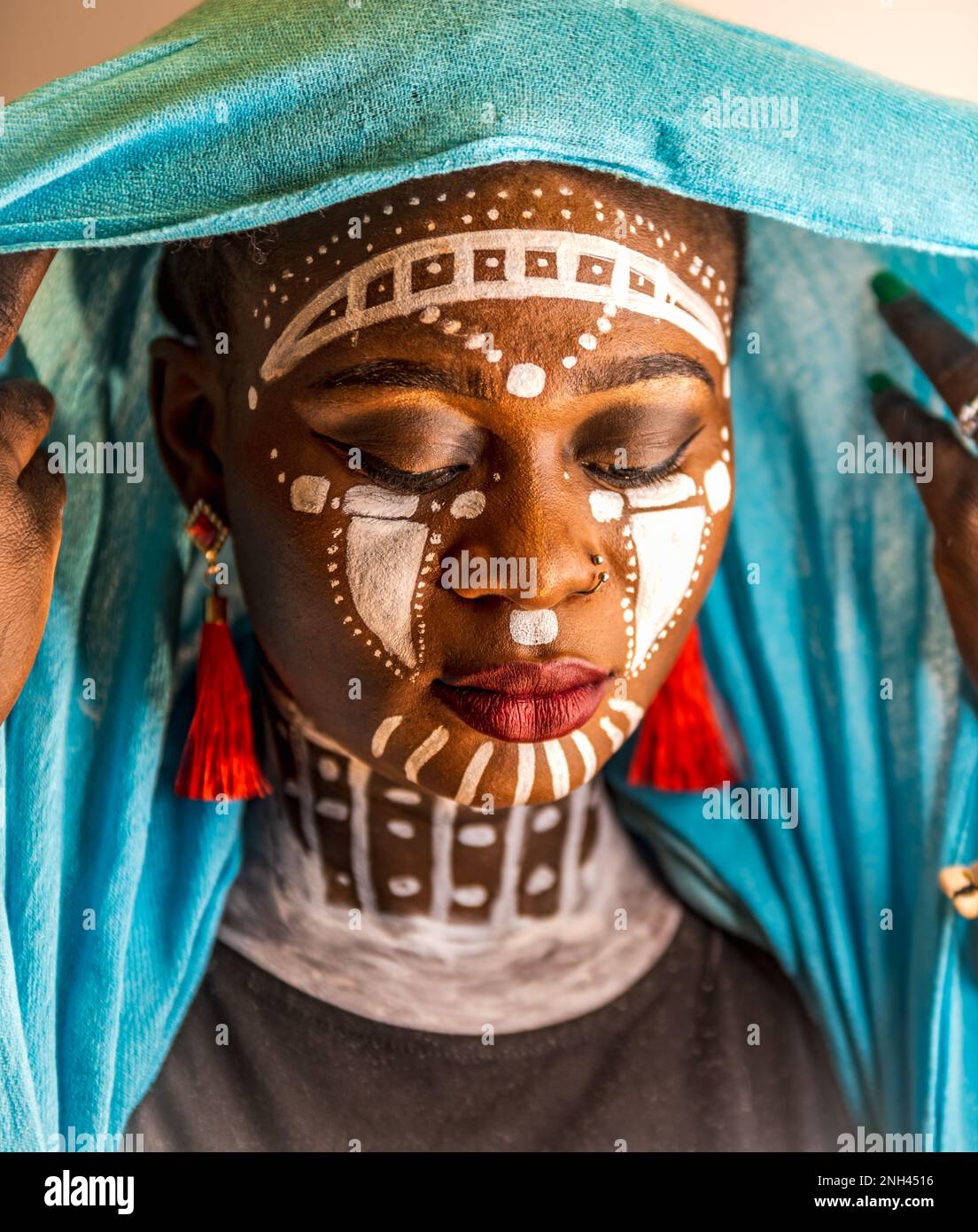 Femme d'Afrique portant la coiffure et la peinture tribale Banque D'Images