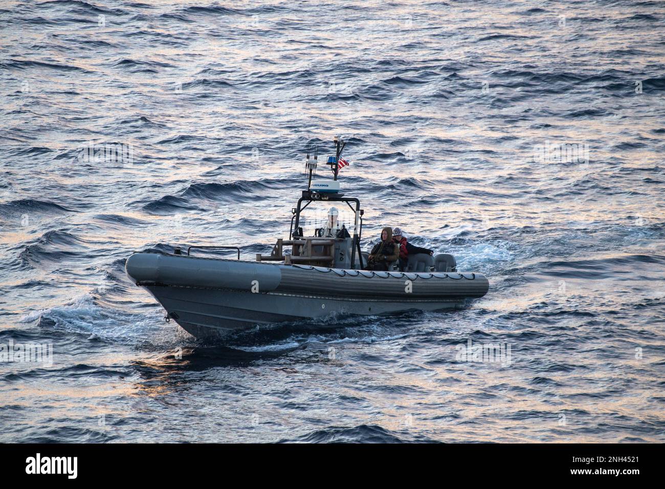 221211-N-NM271-1027 OCÉAN PACIFIQUE (le 11 décembre 2022) des marins affectés au quai de transport amphibie USS Portland (LPD 27) effectuent des opérations de petits bateaux en vue de la récupération des engins spatiaux Artemis i Orion de la NASA, le 11 décembre 2022. Portland, en collaboration avec le navire de combat littoral Independence-variant USS Montgomery (LCS 8), est en cours dans la flotte américaine 3rd à l'appui de la récupération. L'opération de récupération fait partie d'un effort du ministère de la Défense qui intègre les capacités du service de commandement des combattants afin de déterminer les meilleures pratiques pour récupérer en toute sécurité des engins spatiaux capables de transporter des humains dans l'espace. Les États-Unis Banque D'Images