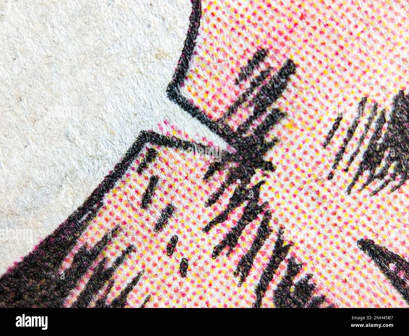 Gros plan du motif d'impression de points rouges et jaunes sur une ancienne page de bande dessinée avec une bulle de chat vide Banque D'Images