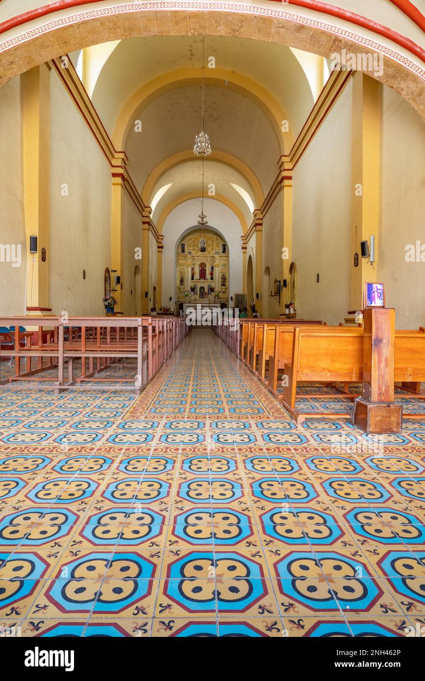 Sol carrelé de la nef de l'église paroissiale de San Bartolo Coyotepec dans les vallées centrales d'Oaxaca, Mexique. Banque D'Images