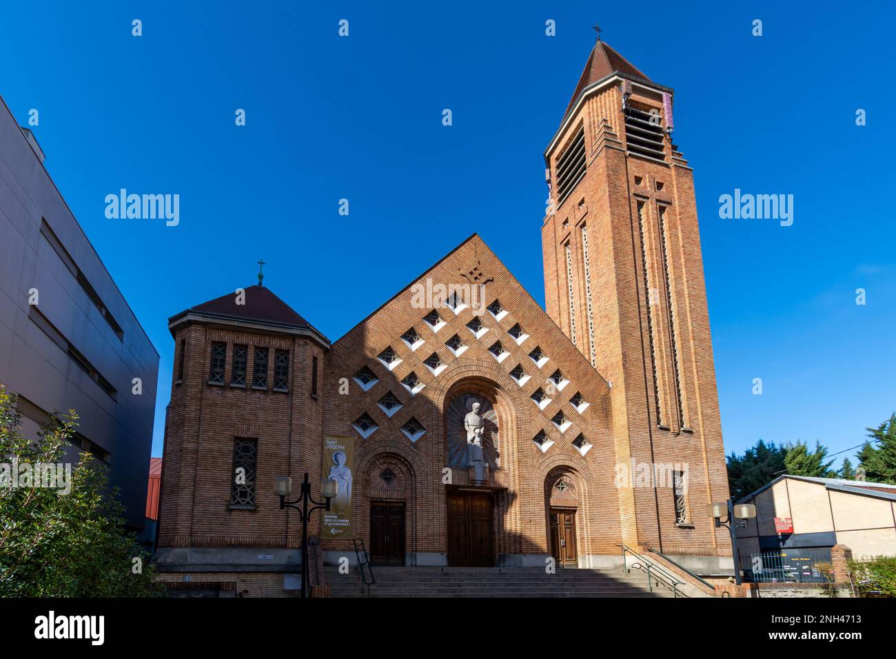 Vue extérieure de l'église catholique Saint-Joseph située à Clamart, dans le département français des hauts-de-Seine, en Ile-de-France Banque D'Images