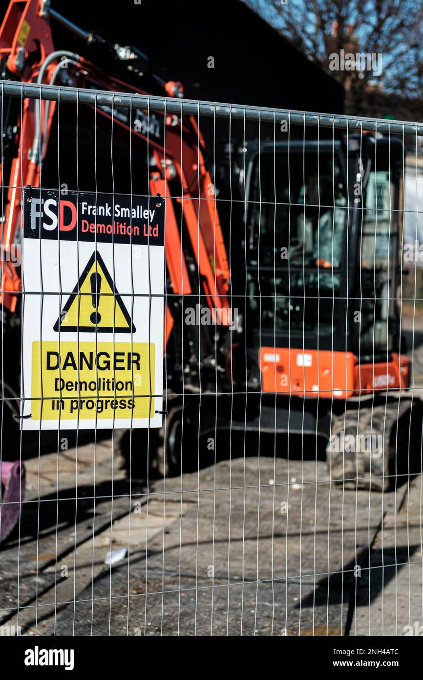 Epsom, Surrey, Londres, Royaume-Uni, 19 février 2023, équipement de construction de pelle mécanique ou de Digger sur Un chantier sans personne Banque D'Images