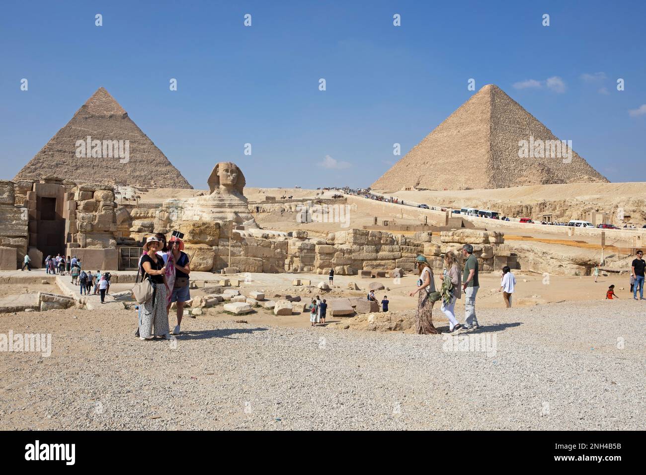 Visiteurs au Sphinx et aux Pyramides, Gizeh, le Caire, Egypte Banque D'Images