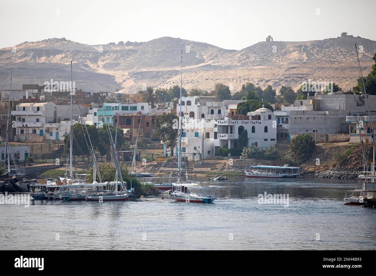 Bateaux sur le Nil, désert nubien derrière, Assouan, Égypte Banque D'Images