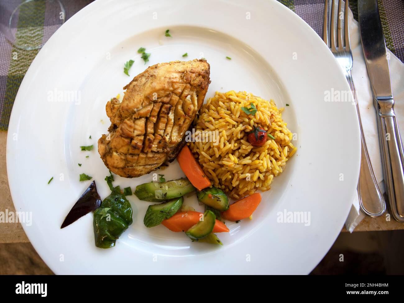 Poulet avec riz et légumes, Égypte Banque D'Images