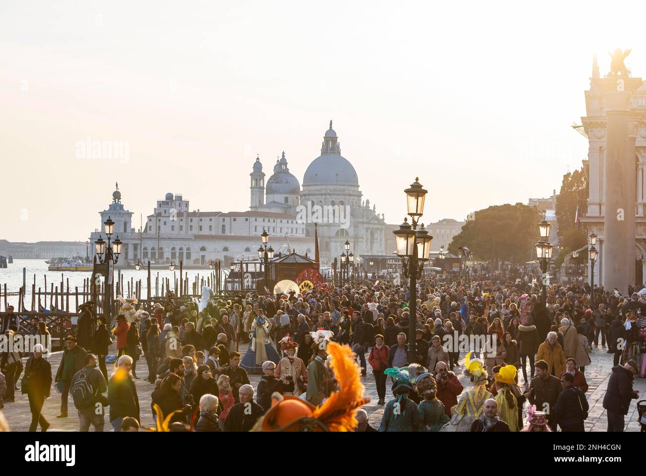 Gondolier en face de la Basilique de San Giorgio Maggiore, Venise, Italie Banque D'Images