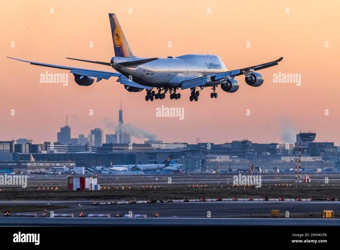 Aéroport de Fraport avec des avions de type Boeing 747 Jumbo Jet de la compagnie aérienne Lufthansa pendant l'atterrissage, horizon en début de matinée, Francfort-sur-le-main Banque D'Images